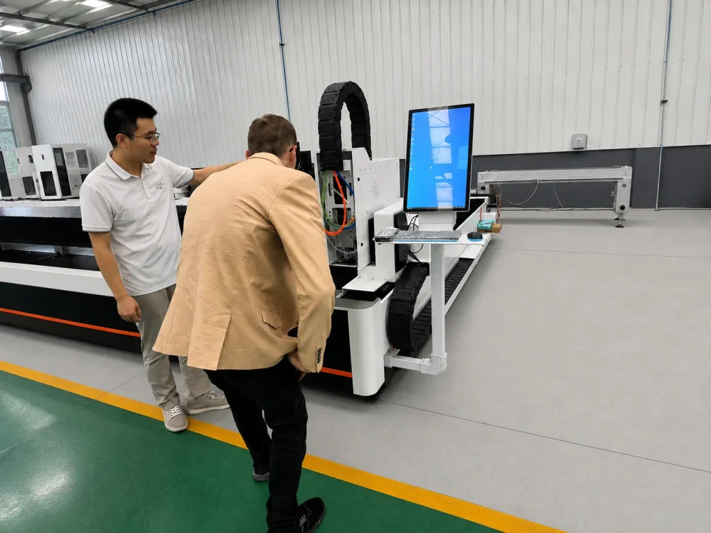 Un cliente statunitense visita la fabbrica HAISINN per esplorare le apparecchiature di lavorazione laser