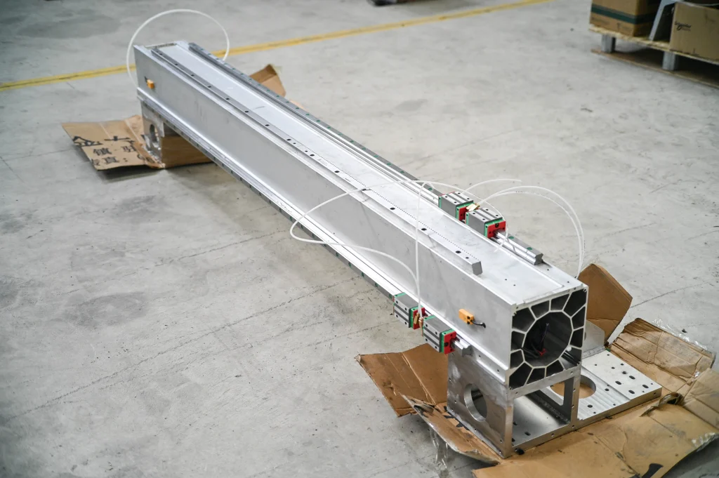 Full Enclosure Fiber Laser Cutting Machine2